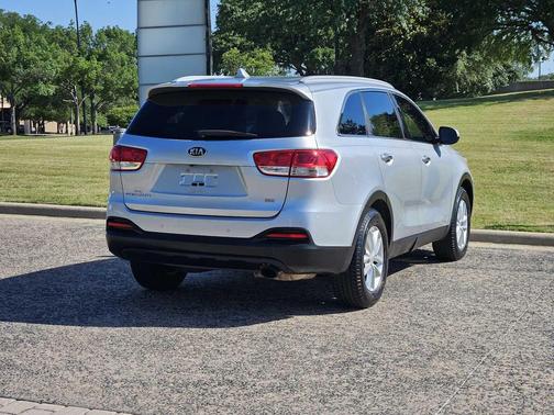 Sparkling Silver 2017 Kia Sorento 2.4L LX