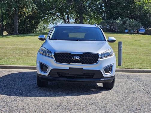 Sparkling Silver 2017 Kia Sorento 2.4L LX