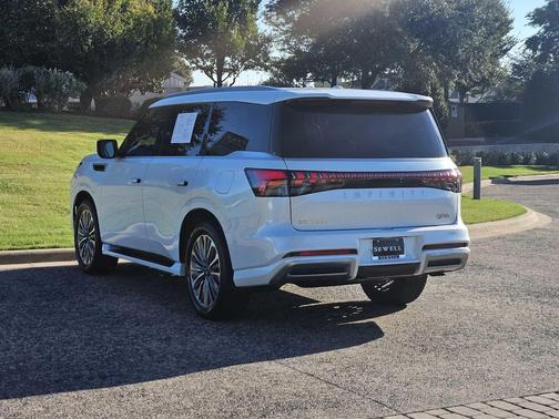 2025 INFINITI QX80 Luxe