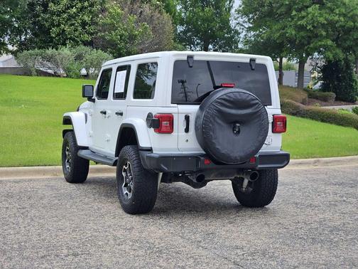 Bright White Clearcoat 2018 Jeep Wrangler Unlimited Sahara