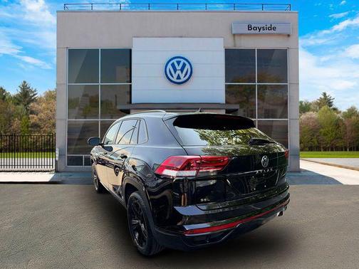 Deep Black 2023 Volkswagen Atlas Cross Sport 2.0T SEL