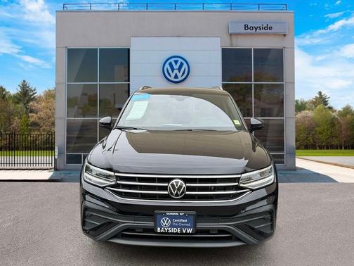 Deep Black Pearl Effect 2024 Volkswagen Tiguan 2.0T SE