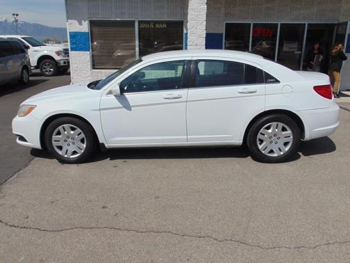 Photo 2 of 25 of 2013 Chrysler 200 Touring