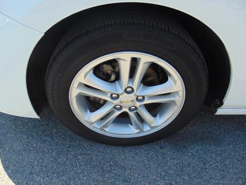 White 2017 Chevrolet Cruze LT