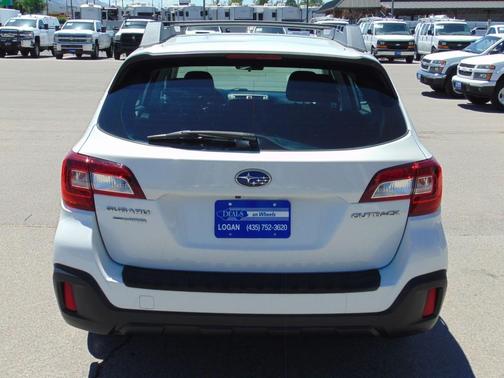 Crystal White Pearl 2018 Subaru Outback 2.5i