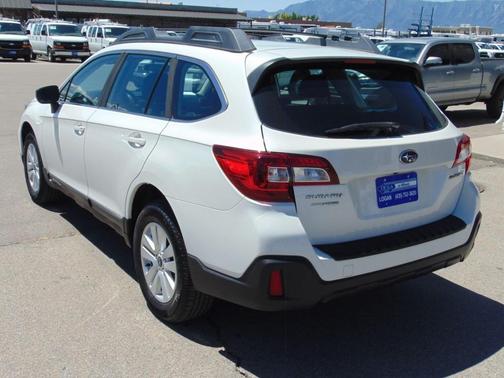 Crystal White Pearl 2018 Subaru Outback 2.5i