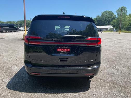 diamond black crystal pearlcoat 2027 Chrysler Pacifica Limited