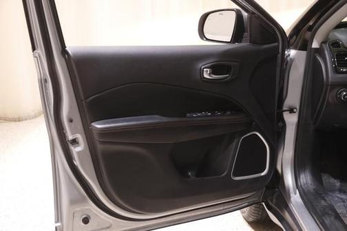 Photo 4 of 21 of 2020 Jeep Compass Limited