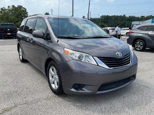 2014 Toyota Sienna LE V6 8 Passenger