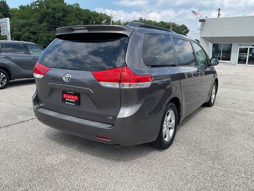 2014 Toyota Sienna LE V6 8 Passenger