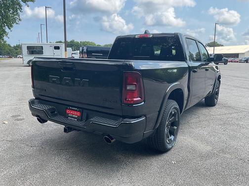 Diamond Black Crystal Pearlcoat 2026 RAM 1500 Big Horn/Lone Star