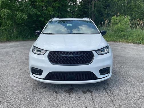 Bright White Clearcoat 2026 Chrysler Pacifica Limited