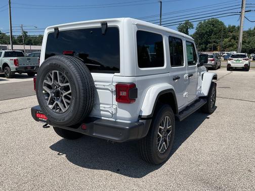 2025 Jeep Wrangler 4-Door Sahara 4x4