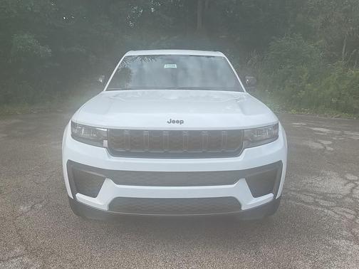 Bright White Clearcoat 2027 Jeep Grand Cherokee Altitude