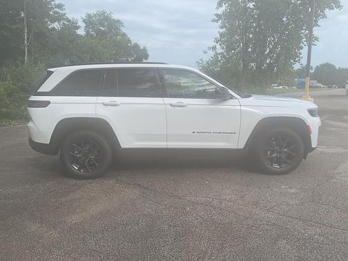 Bright White Clearcoat 2027 Jeep Grand Cherokee Altitude
