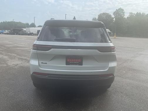 Bright White Clearcoat 2027 Jeep Grand Cherokee Altitude