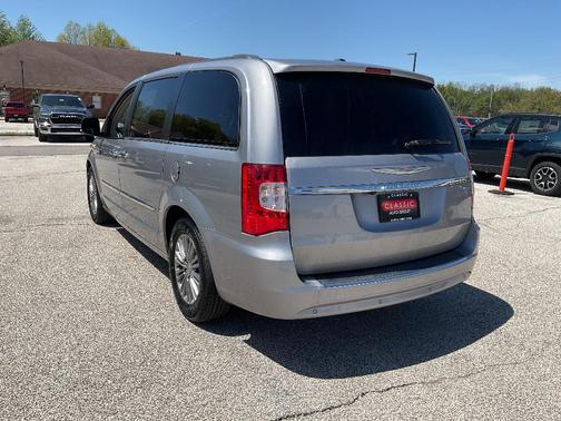 Billet Silver Metallic Clearcoat 2016 Chrysler Town & Country Touring-L