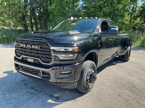 Diamond Black Crystal Pearlcoat 2026 RAM 3500 Laramie Crew Cab 4x4 8' Box