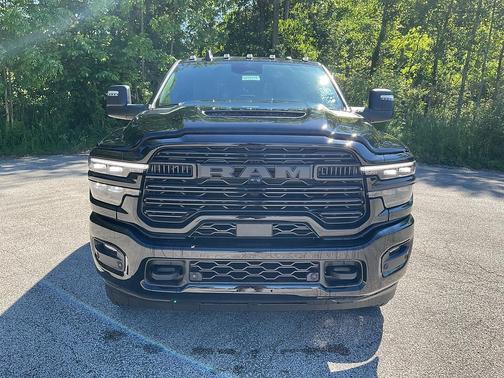 Diamond Black Crystal Pearlcoat 2026 RAM 3500 Laramie Crew Cab 4x4 8' Box