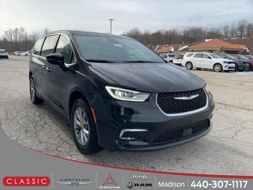 Diamond Black Crystal Pearlcoat 2026 Chrysler Pacifica Limited