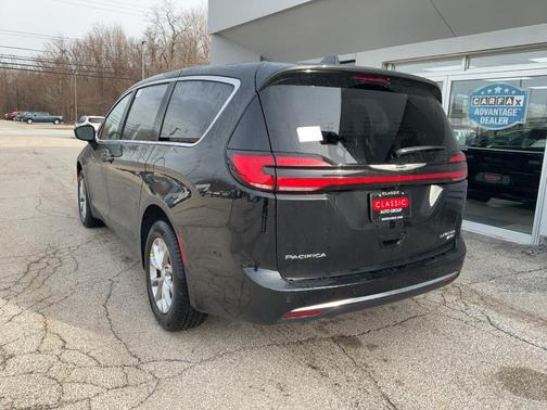 Diamond Black Crystal Pearlcoat 2026 Chrysler Pacifica Limited