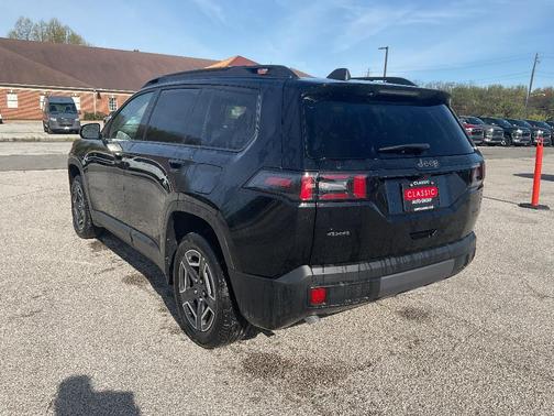Diamond Black Crystal Pearlcoat 2026 Jeep Cherokee Laredo 4x4