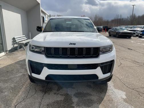 Bright White Clearcoat 2026 Jeep Grand Cherokee Altitude