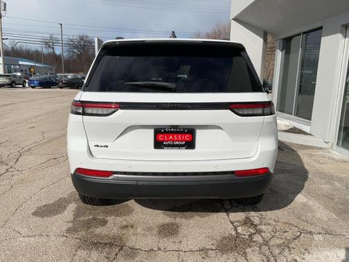 Bright White Clearcoat 2026 Jeep Grand Cherokee Altitude