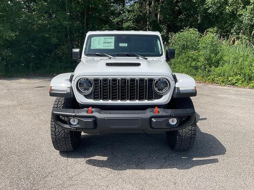 Bright White Clearcoat 2026 Jeep Gladiator Mojave X 4x4