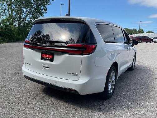 Bright White Clearcoat 2026 Chrysler Pacifica Limited