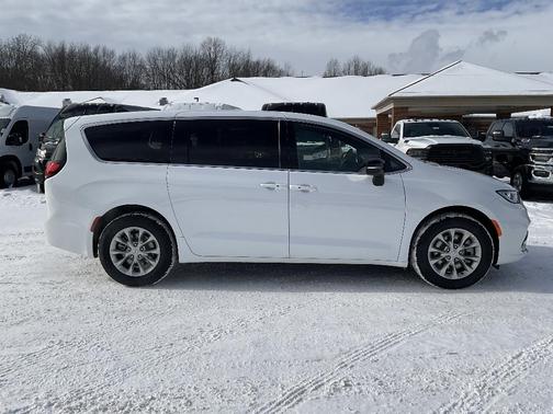 Bright White Clearcoat 2026 Chrysler Pacifica Limited