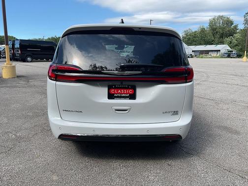Bright White Clearcoat 2026 Chrysler Pacifica Limited