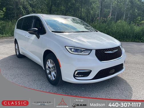 Bright White Clearcoat 2026 Chrysler Pacifica Limited