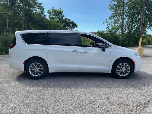 Bright White Clearcoat 2026 Chrysler Pacifica Limited