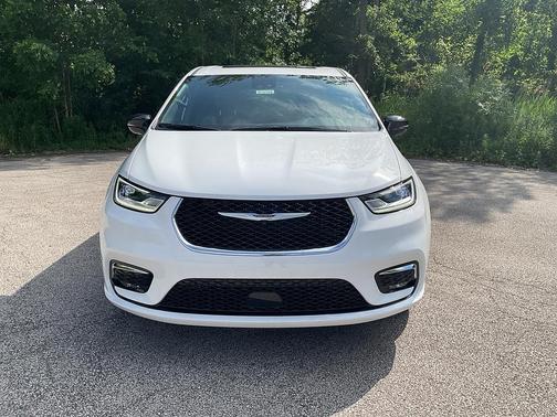 Bright White Clearcoat 2026 Chrysler Pacifica Limited