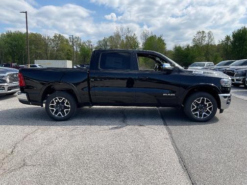 Diamond Black Crystal Pearlcoat 2026 RAM 1500 Laramie