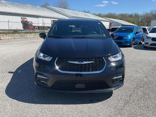 Diamond Black Crystal Pearlcoat 2025 Chrysler Pacifica L