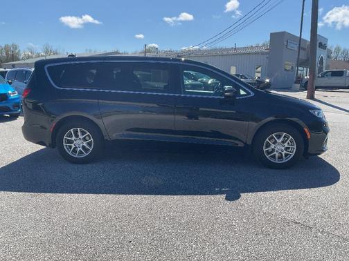 Diamond Black Crystal Pearlcoat 2025 Chrysler Pacifica L