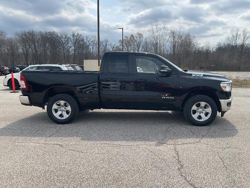 Diamond Black Crystal Pearlcoat 2022 RAM 1500 Big Horn/Lone Star