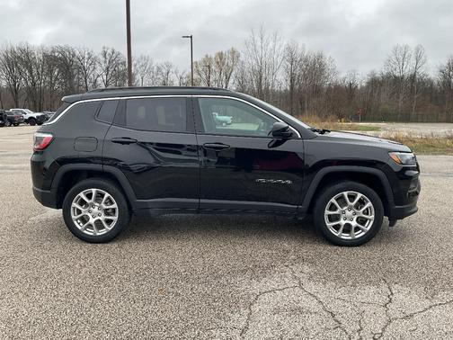 Diamond Black Crystal Pearlcoat 2023 Jeep Compass Latitude Lux