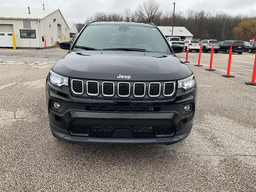 Diamond Black Crystal Pearlcoat 2023 Jeep Compass Latitude Lux