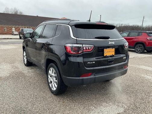Diamond Black Crystal Pearlcoat 2023 Jeep Compass Latitude Lux