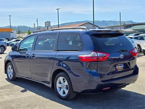 2020 Toyota Sienna LE