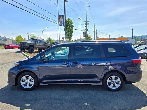 2020 Toyota Sienna LE
