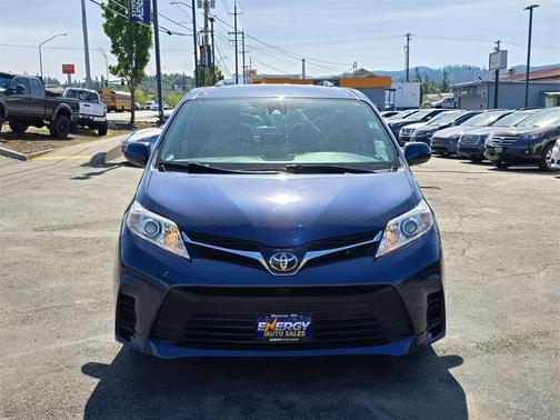 2020 Toyota Sienna LE