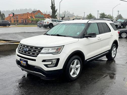 White Platinum Clearcoat Metallic 2016 Ford Explorer XLT
