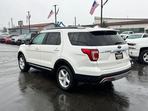 White Platinum Clearcoat Metallic 2016 Ford Explorer XLT
