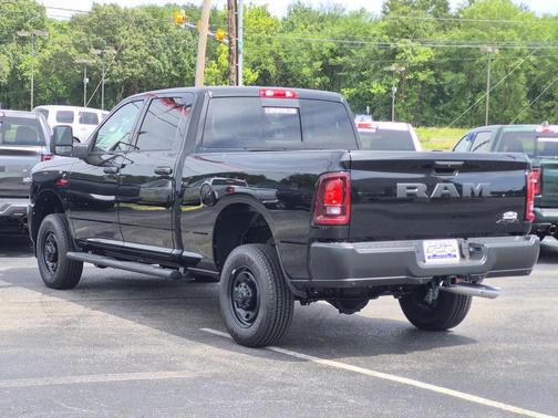 Diamond Black Crystal Pearlcoat 2026 RAM 2500 Tradesman Crew Cab 4x4 6'4' Box