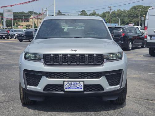 Silver Zynith 2026 Jeep Grand Cherokee Altitude