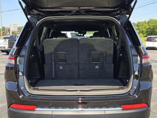 Diamond Black Crystal Pearlcoat 2026 Jeep Grand Cherokee L Laredo